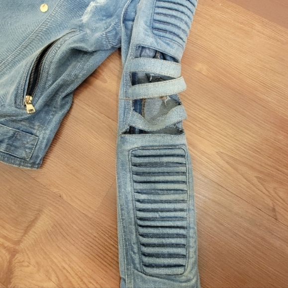 Stylish Denim Jacket with Unique Sleeve Design - Picture 4 of 4